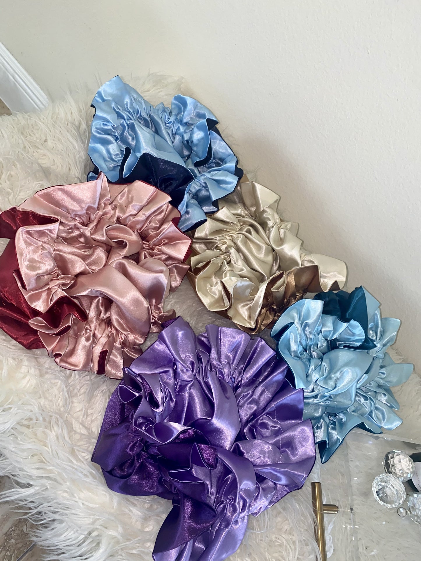 REVERSIBLE SATIN BONNETS