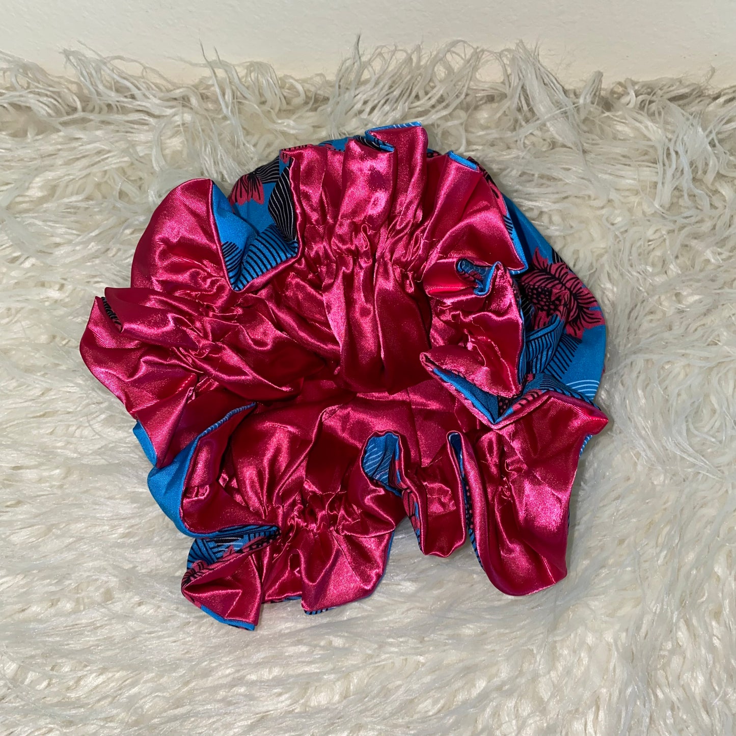 REVERSIBLE SATIN BONNETS