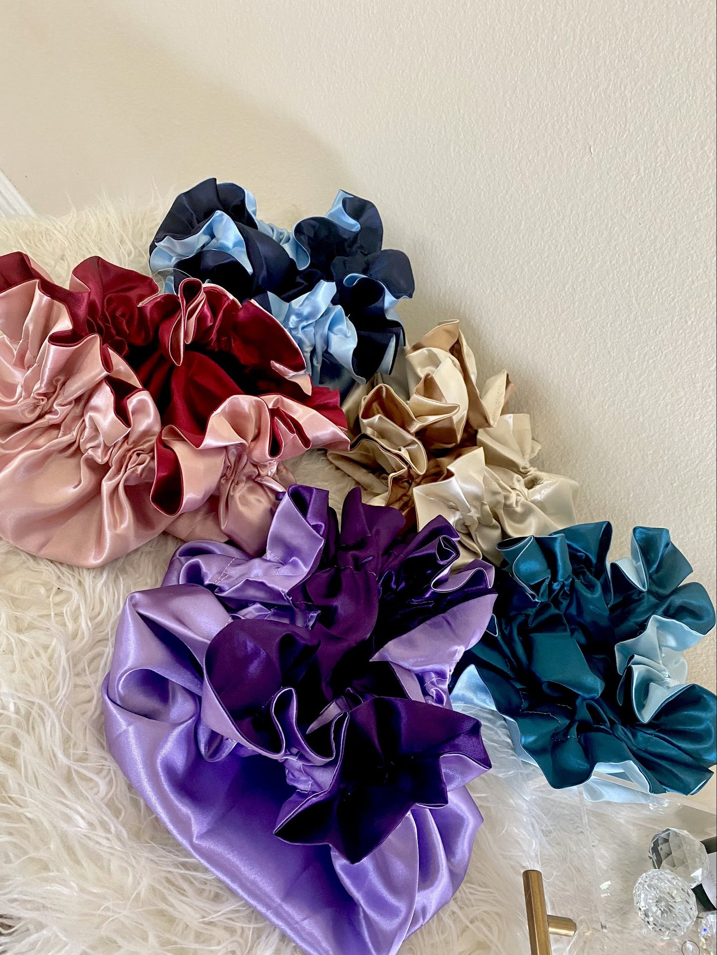 REVERSIBLE SATIN BONNETS